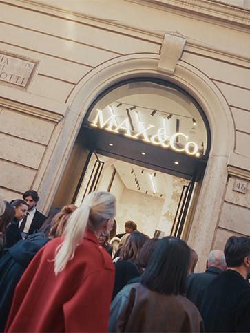 Roma Opening Maxandco Carousel Desktop(2) MAX&Co.
